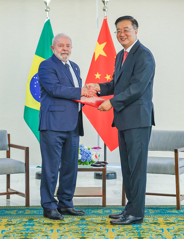 Brazilian President Luiz Inácio Lula da Silva accepts the credentials of the Chinese ambassador.